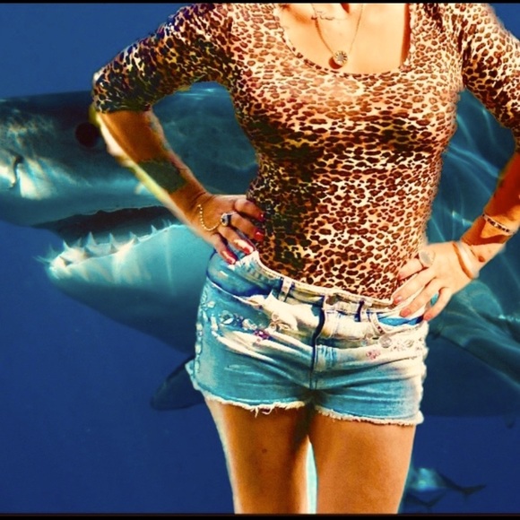 Scoop neck & Back Leopard Print Bodysuit - Picture 3 of 5